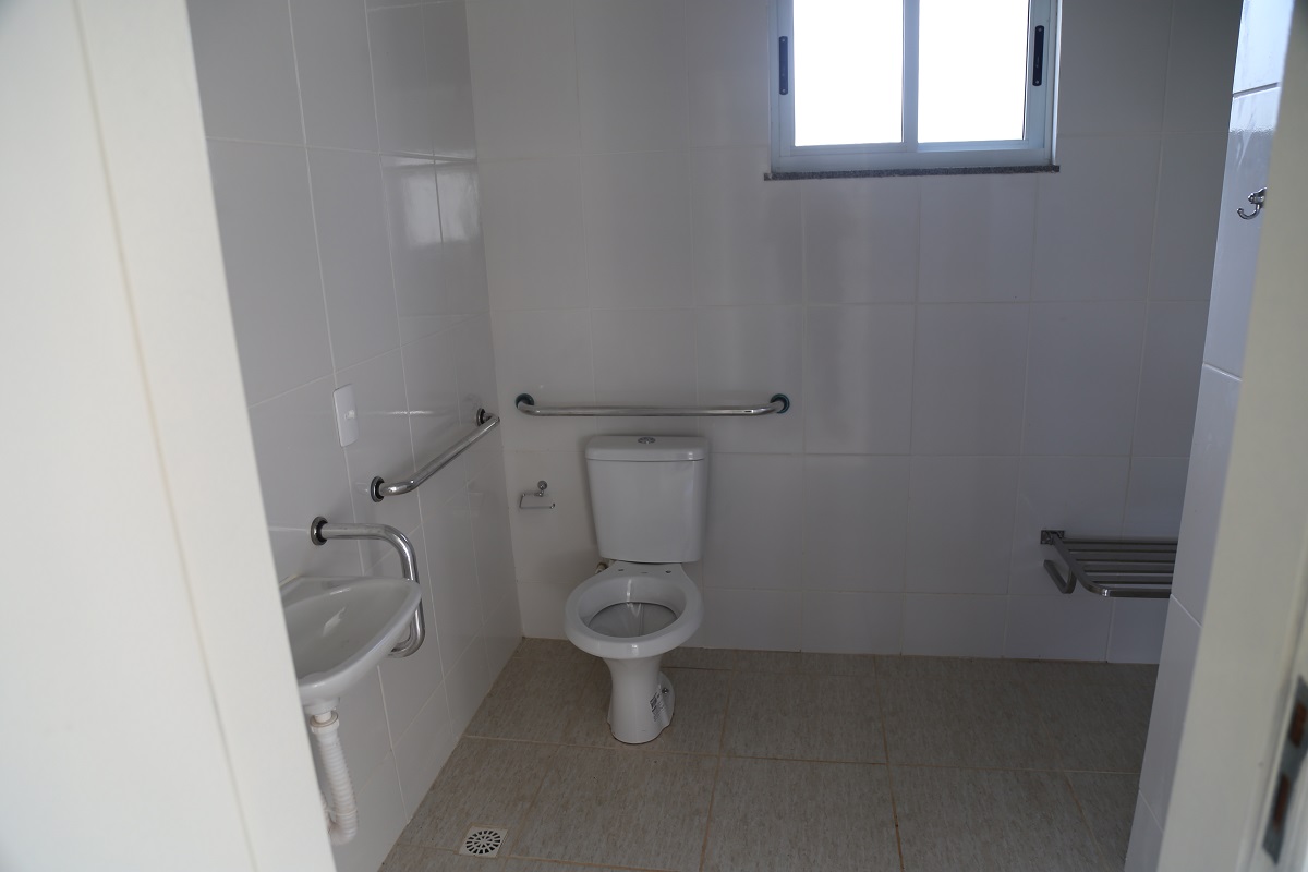 Vinte e cinco famílias que viviam em áreas de risco em Foz do Iguaçu receberam nesta sexta-feira (5) as chaves de novas moradias de graça. Elas foram beneficiadas por um projeto integrado do Governo do Paraná com a prefeitura e a Itapu Binacional que recebeu aproximadamente R$ 1,6 milhão de investimento da usina para o atendimento de pessoas em situação de vulnerabilidade social na cidade. (Foto: Prefeitura de Foz do Iguaçu)