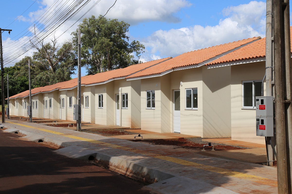 Vinte e cinco famílias que viviam em áreas de risco em Foz do Iguaçu receberam nesta sexta-feira (5) as chaves de novas moradias de graça. Elas foram beneficiadas por um projeto integrado do Governo do Paraná com a prefeitura e a Itapu Binacional que recebeu aproximadamente R$ 1,6 milhão de investimento da usina para o atendimento de pessoas em situação de vulnerabilidade social na cidade. (Foto: Prefeitura de Foz do Iguaçu)