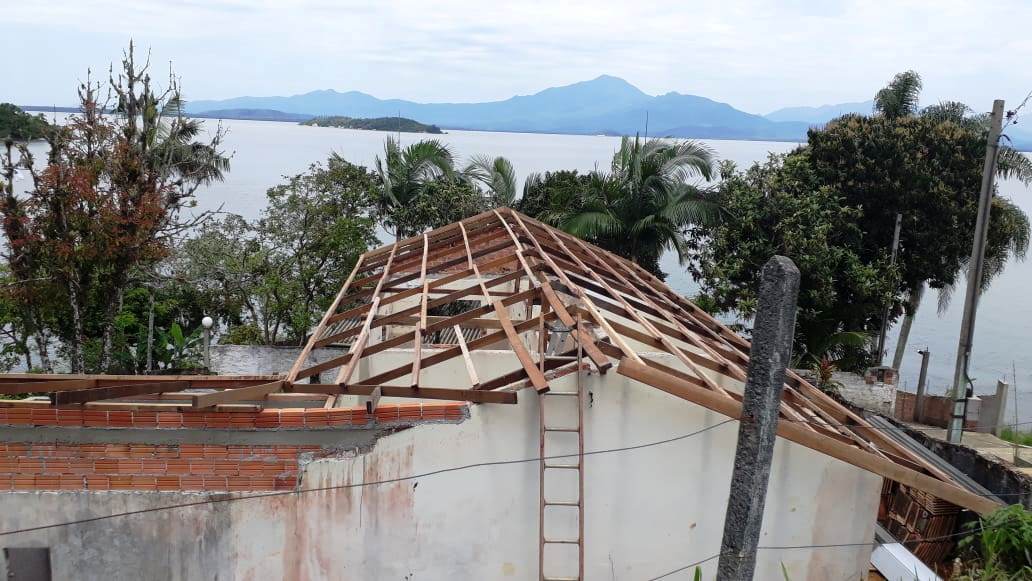 Engenheiros da Cohapar retomaram neste ano o trabalho de fiscalização das obras de reformas de escolas paranaenses. A iniciativa faz parte de um termo de cooperação técnica firmado em 2019 pela companhia com o Instituto Paranaense de Desenvolvimento Educacional (Fundepar), vinculado à Secretaria de Estado da Educação, e já abrange ações de melhorias em 101 unidades da rede estadual de ensino.