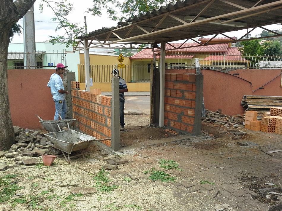 Engenheiros da Cohapar retomaram neste ano o trabalho de fiscalização das obras de reformas de escolas paranaenses. A iniciativa faz parte de um termo de cooperação técnica firmado em 2019 pela companhia com o Instituto Paranaense de Desenvolvimento Educacional (Fundepar), vinculado à Secretaria de Estado da Educação, e já abrange ações de melhorias em 101 unidades da rede estadual de ensino.