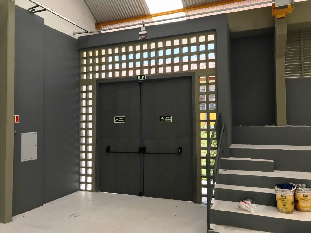 Engenheiros da Cohapar retomaram neste ano o trabalho de fiscalização das obras de reformas de escolas paranaenses. A iniciativa faz parte de um termo de cooperação técnica firmado em 2019 pela companhia com o Instituto Paranaense de Desenvolvimento Educacional (Fundepar), vinculado à Secretaria de Estado da Educação, e já abrange ações de melhorias em 101 unidades da rede estadual de ensino.