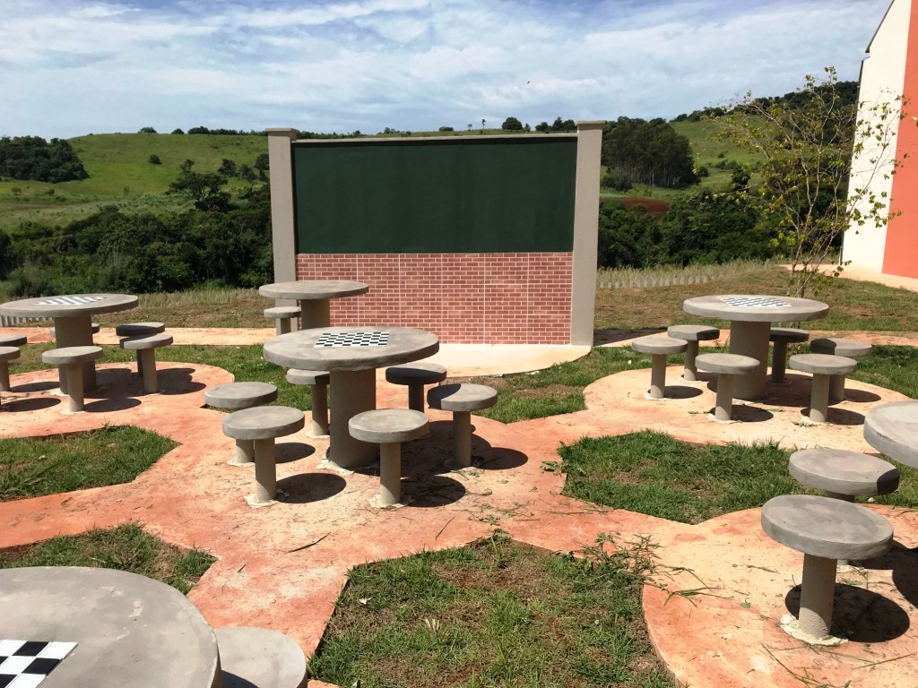 Engenheiros da Cohapar retomaram neste ano o trabalho de fiscalização das obras de reformas de escolas paranaenses. A iniciativa faz parte de um termo de cooperação técnica firmado em 2019 pela companhia com o Instituto Paranaense de Desenvolvimento Educacional (Fundepar), vinculado à Secretaria de Estado da Educação, e já abrange ações de melhorias em 101 unidades da rede estadual de ensino.