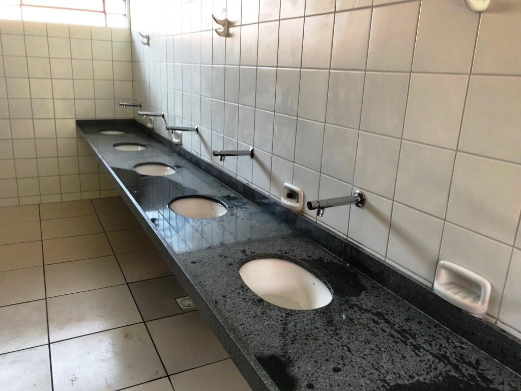 Engenheiros da Cohapar retomaram neste ano o trabalho de fiscalização das obras de reformas de escolas paranaenses. A iniciativa faz parte de um termo de cooperação técnica firmado em 2019 pela companhia com o Instituto Paranaense de Desenvolvimento Educacional (Fundepar), vinculado à Secretaria de Estado da Educação, e já abrange ações de melhorias em 101 unidades da rede estadual de ensino.