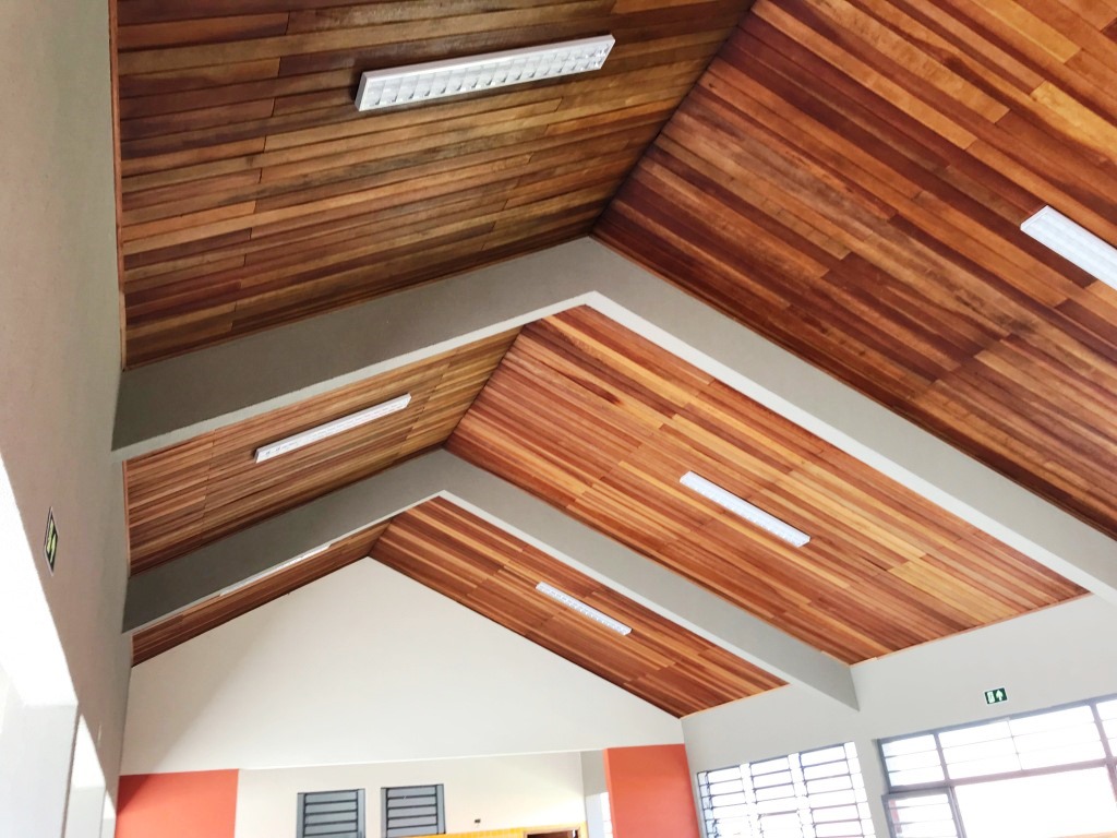 Engenheiros da Cohapar retomaram neste ano o trabalho de fiscalização das obras de reformas de escolas paranaenses. A iniciativa faz parte de um termo de cooperação técnica firmado em 2019 pela companhia com o Instituto Paranaense de Desenvolvimento Educacional (Fundepar), vinculado à Secretaria de Estado da Educação, e já abrange ações de melhorias em 101 unidades da rede estadual de ensino.