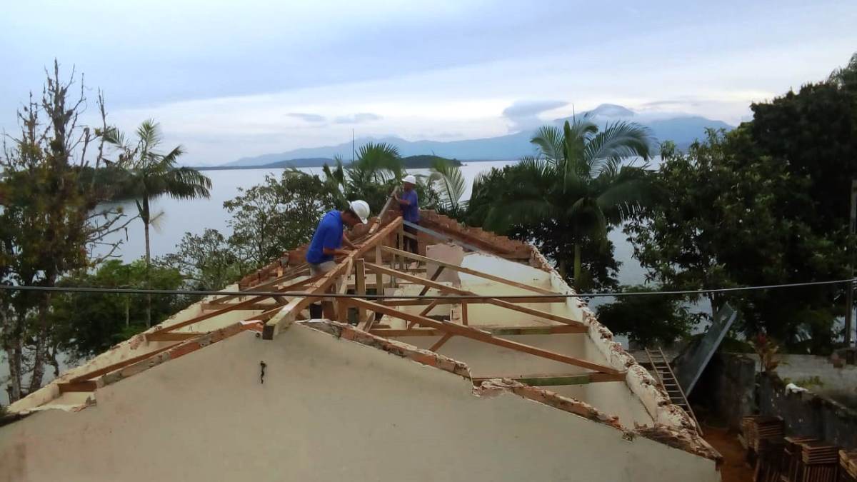 Engenheiros da Cohapar retomaram neste ano o trabalho de fiscalização das obras de reformas de escolas paranaenses. A iniciativa faz parte de um termo de cooperação técnica firmado em 2019 pela companhia com o Instituto Paranaense de Desenvolvimento Educacional (Fundepar), vinculado à Secretaria de Estado da Educação, e já abrange ações de melhorias em 101 unidades da rede estadual de ensino.