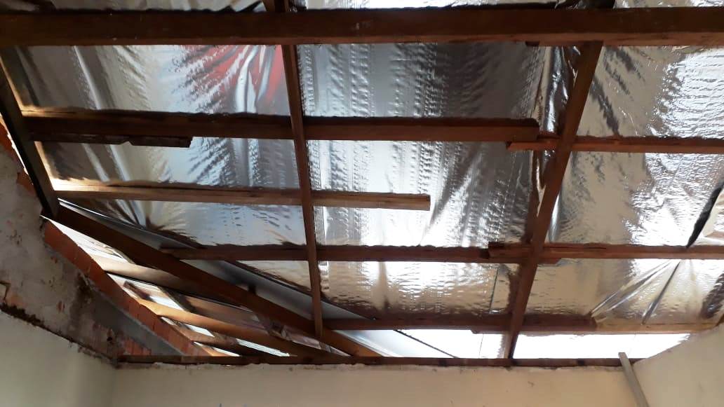 Engenheiros da Cohapar retomaram neste ano o trabalho de fiscalização das obras de reformas de escolas paranaenses. A iniciativa faz parte de um termo de cooperação técnica firmado em 2019 pela companhia com o Instituto Paranaense de Desenvolvimento Educacional (Fundepar), vinculado à Secretaria de Estado da Educação, e já abrange ações de melhorias em 101 unidades da rede estadual de ensino.