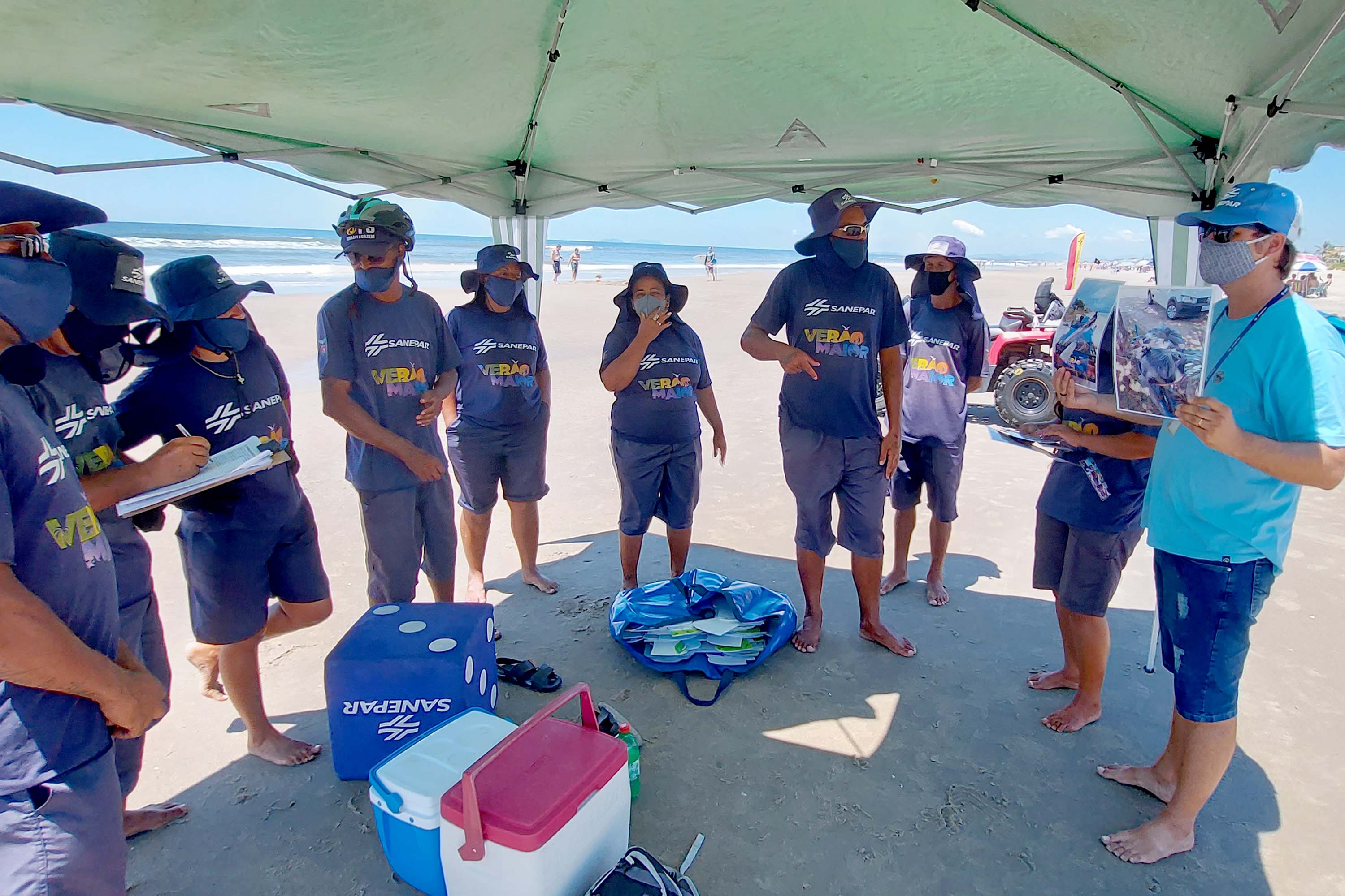 Sanepar treina coletores sobre importância da retirada do lixo na orla . Foto:Sanepar