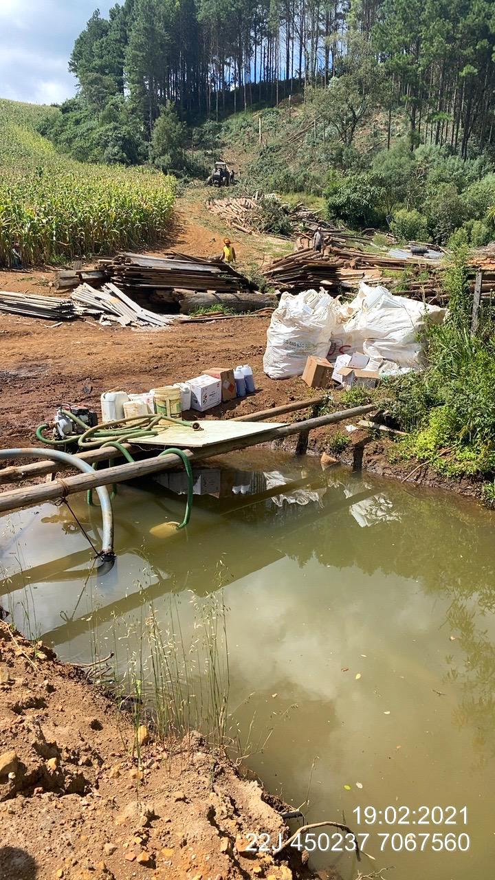 Fiscais do Escritório Regional de União da Vitória do Instituto Água e Terra (IAT) encontraram, nesta sexta-feira (19), diversas irregularidades ambientais em uma propriedade rural de General Carneiro, no extremo Sul do Paraná.  General Carneiro, 19/02/2021  -  Foto: Divulgação SEDEST/IAT