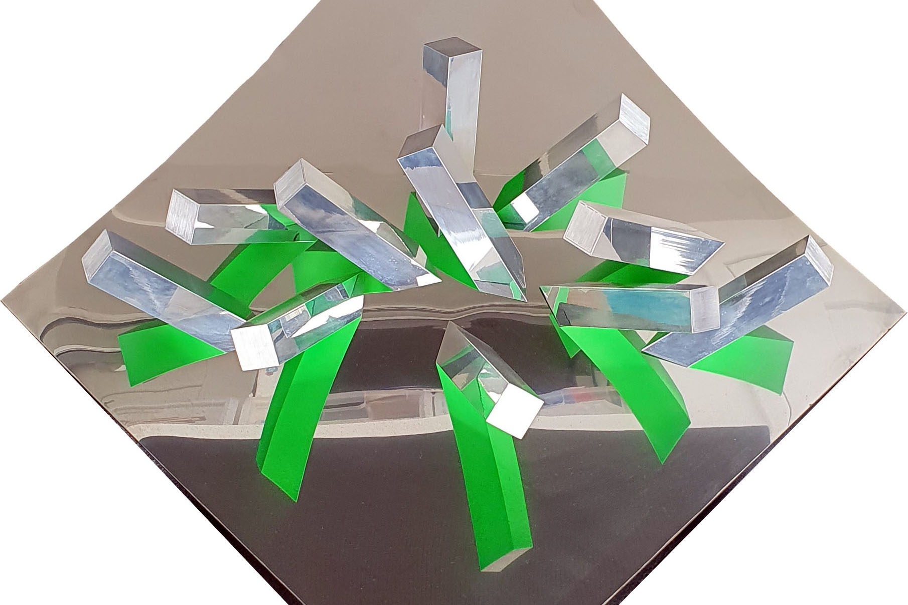 A exposição “Yutaka Toyota – O Ritmo do Espaço”, que está em cartaz na Sala 4 do Museu Oscar Niemeyer (MON), poderá ser vista até este domingo (28). Escultor, pintor, desenhista, gravador e cenógrafo, o artista é também um dos pioneiros do movimento cinético internacional e da arte interativa. -  Foto: Divulgação MON