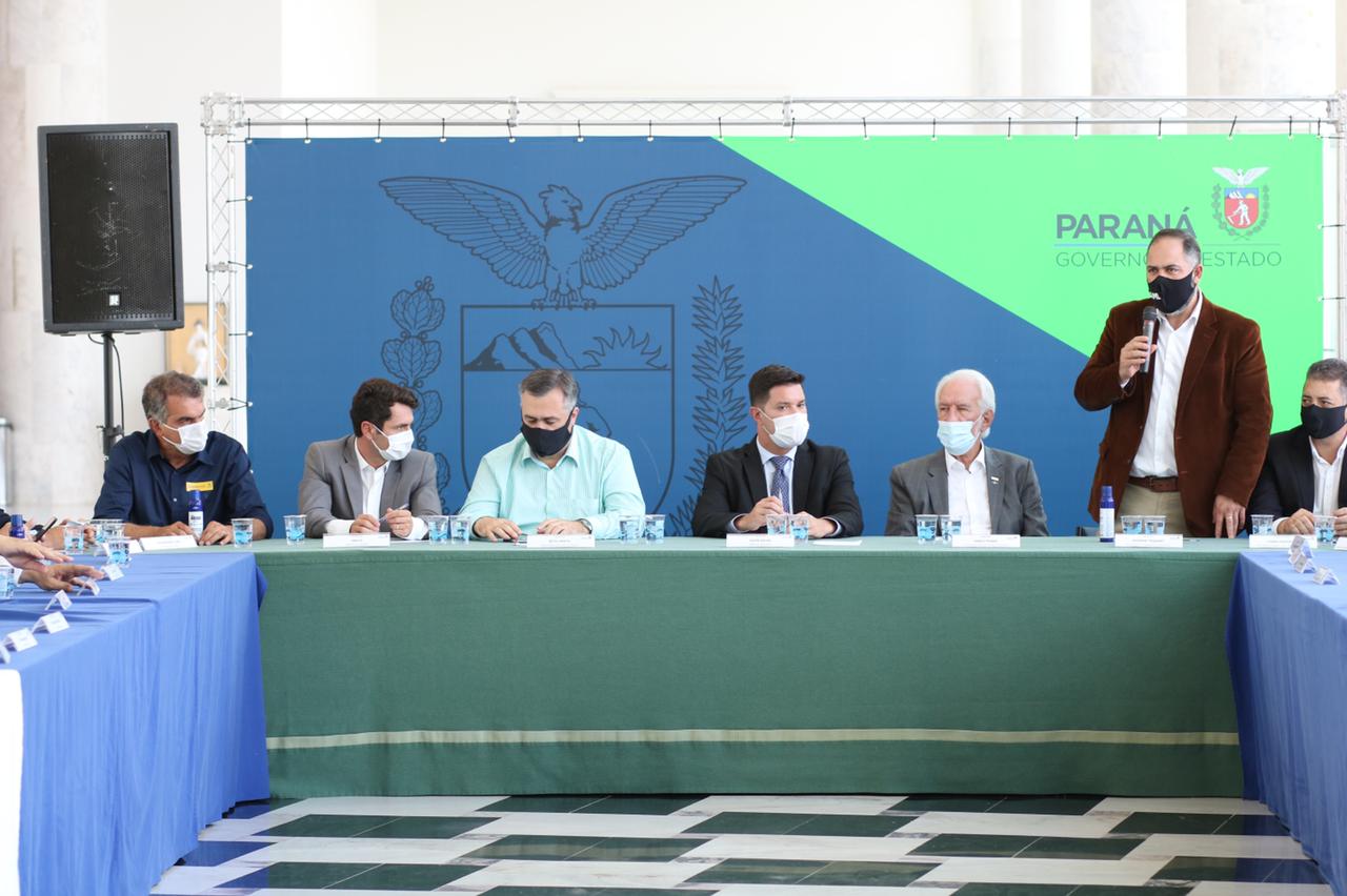 Encontro promovido pelo Governo do Estado contou com a participação dos deputados estaduais que representam a região. Reunião também abordou a retomada da economia e a contenção do novo coronavírus.