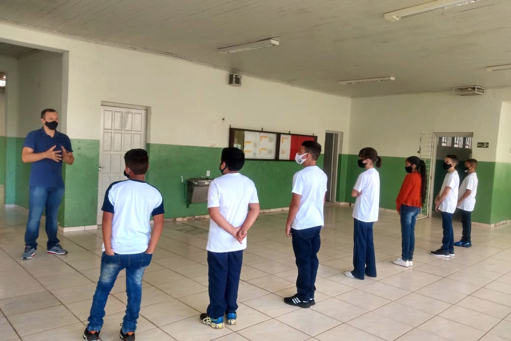 Escolas acolhem pais e estudantes para orientar sobre biossegurança durante aulas presenciais  -  Curitiba, 24/02/2021  -  Foto: Divulgação SEED