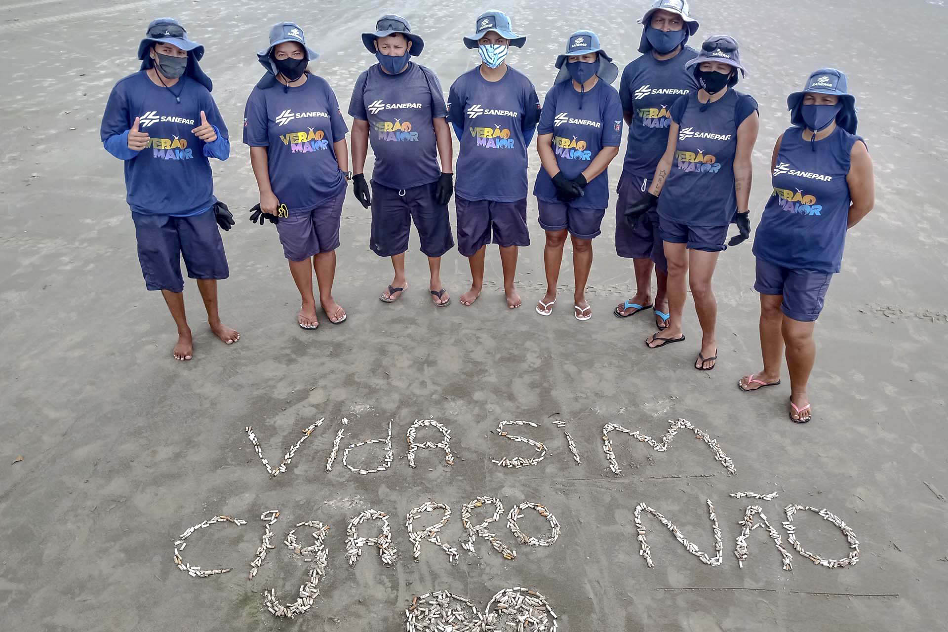 O cigarro está entre os maiores poluidores de ambiente também no litoral. Em apenas dois dias de coleta, a equipe da Sanepar que realiza a limpeza nesta temporada de verão acumulou cerca de 5 mil bitucas. Em média, cada fumante descarta cerca de 10 cigarros por dia. -  Curitiba, 26/02/2021  -  Foto: Divulgação Sanepar