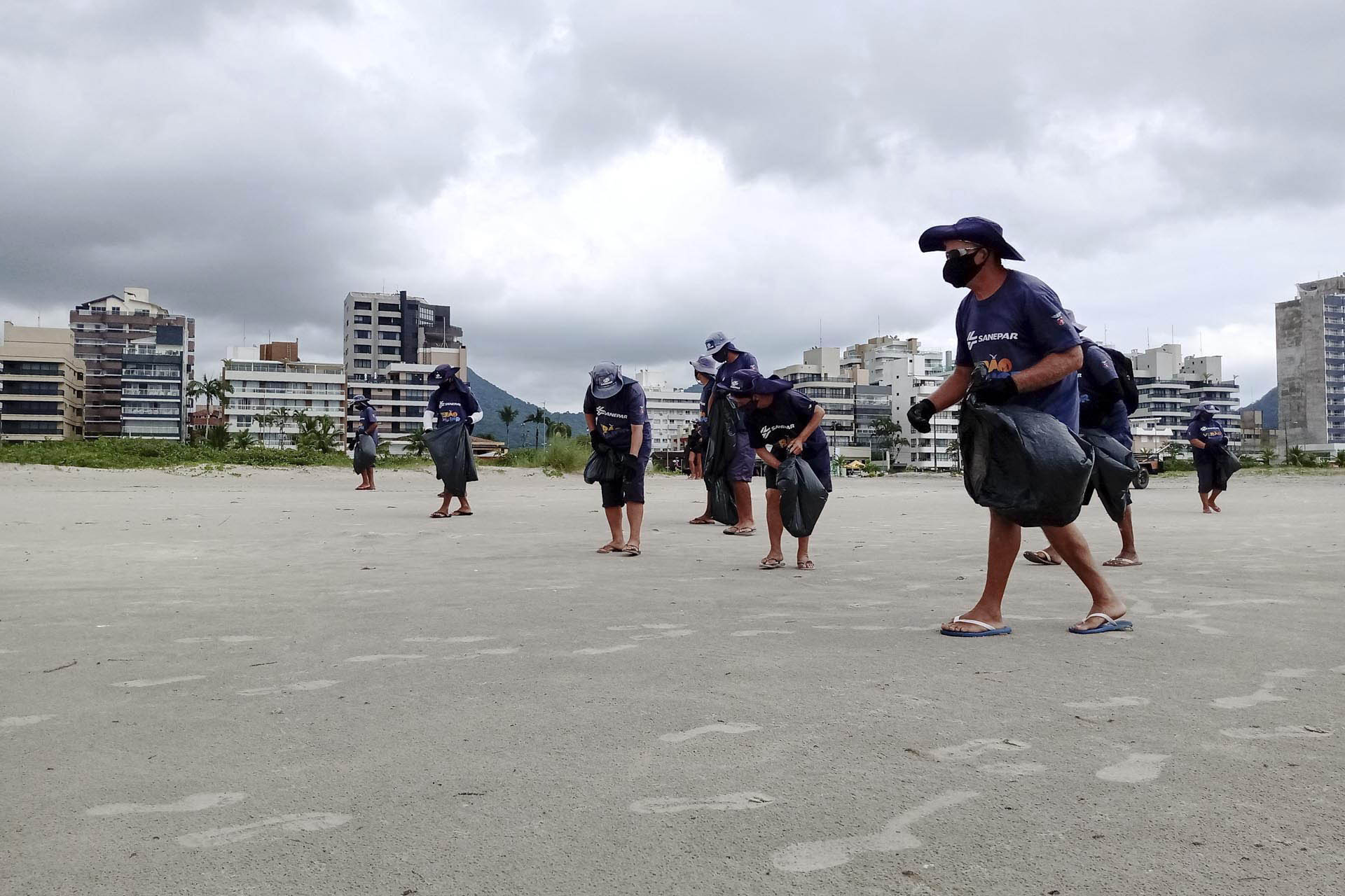 O cigarro está entre os maiores poluidores de ambiente também no litoral. Em apenas dois dias de coleta, a equipe da Sanepar que realiza a limpeza nesta temporada de verão acumulou cerca de 5 mil bitucas. Em média, cada fumante descarta cerca de 10 cigarros por dia. -  Curitiba, 26/02/2021  -  Foto: Divulgação Sanepar
