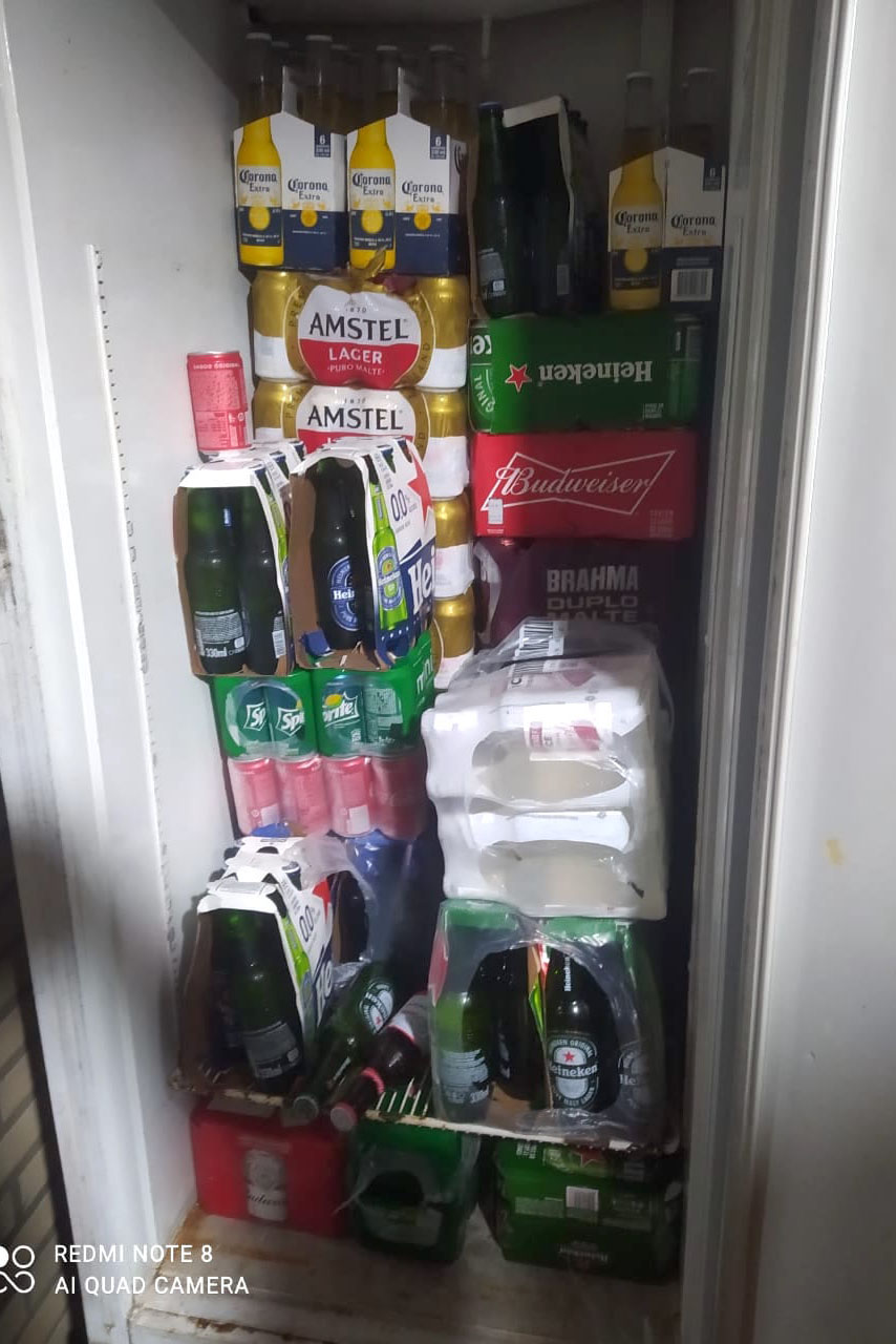 Uma casa que tinha denúncias por perturbação do sossego e aglomeração de pessoas no bairro Boqueirão, em Curitiba, foi abordada pelos policiais militares do 20º Batalhão de Polícia Militar (20º BPM) na noite desta quarta-feira (03/03) e, no local, foram flagradas 70 pessoas em aglomeração, sem máscara e consumindo bebidas alcoólicas. - Curitiba, 04/03/2021 -  Foto: divulgação SESP-PR