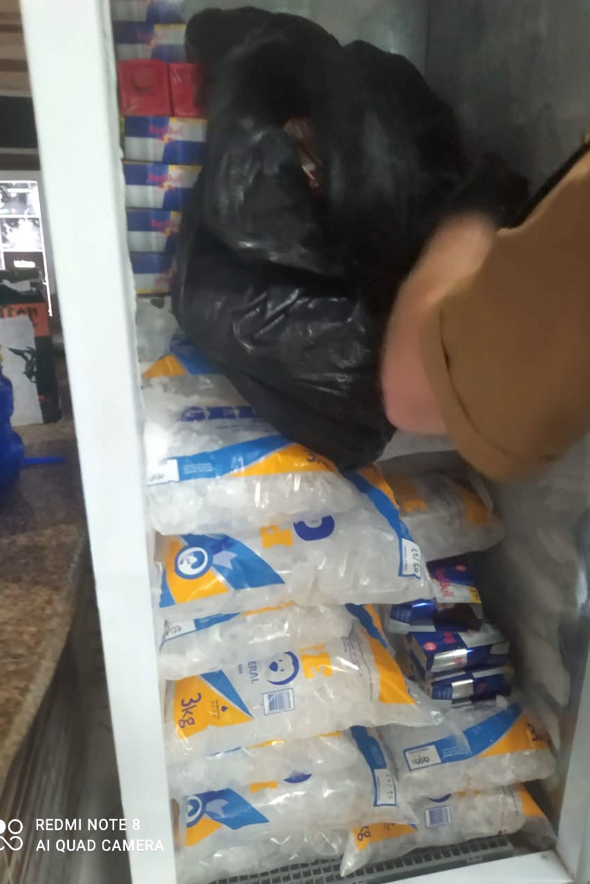 Uma casa que tinha denúncias por perturbação do sossego e aglomeração de pessoas no bairro Boqueirão, em Curitiba, foi abordada pelos policiais militares do 20º Batalhão de Polícia Militar (20º BPM) na noite desta quarta-feira (03/03) e, no local, foram flagradas 70 pessoas em aglomeração, sem máscara e consumindo bebidas alcoólicas. - Curitiba, 04/03/2021 -  Foto: divulgação SESP-PR