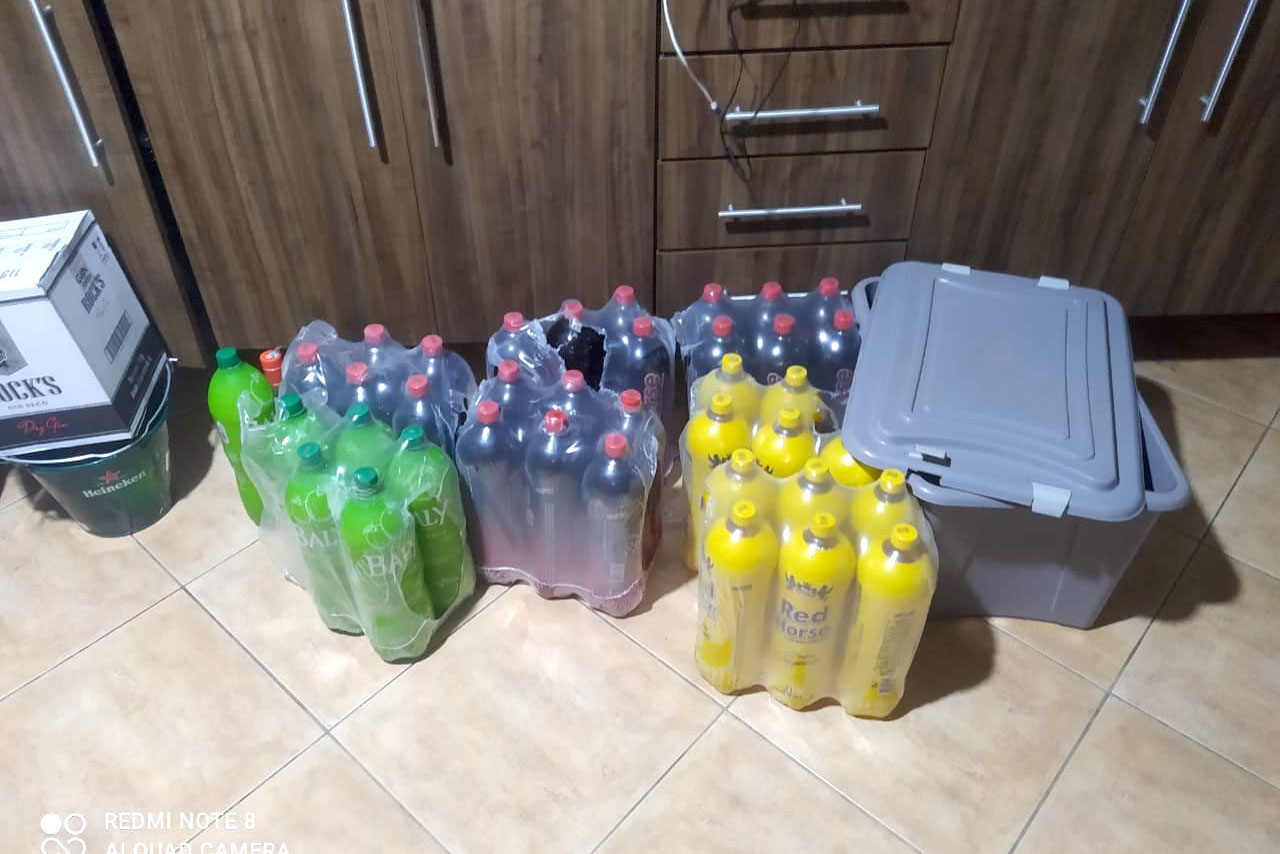 Uma casa que tinha denúncias por perturbação do sossego e aglomeração de pessoas no bairro Boqueirão, em Curitiba, foi abordada pelos policiais militares do 20º Batalhão de Polícia Militar (20º BPM) na noite desta quarta-feira (03/03) e, no local, foram flagradas 70 pessoas em aglomeração, sem máscara e consumindo bebidas alcoólicas. - Curitiba, 04/03/2021 -  Foto: divulgação SESP-PR