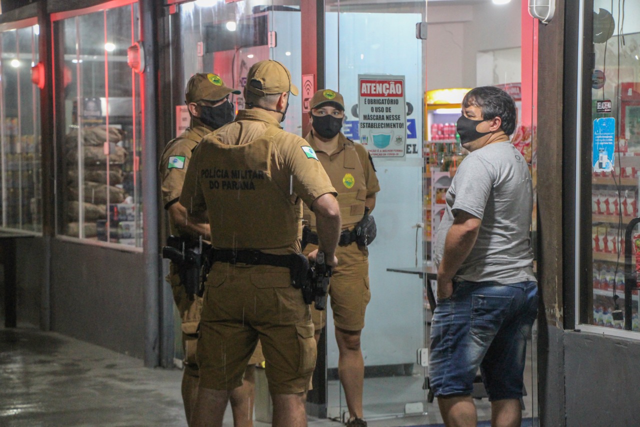 As forças policiais do Paraná e as prefeituras municipais fiscalizaram 3.160 estabelecimentos comerciais desde o começo da vigência do Decreto 6.983/2021, publicado na sexta-feira (26) pelo Governo do Estado. Em cinco dias de operação especial, 105 estabelecimentos foram interditados e 62 foram multados por irregularidades relacionadas à pandemia. -  Curitiba, 04/03/2021  -  Foto: Divulgação SESP-PR