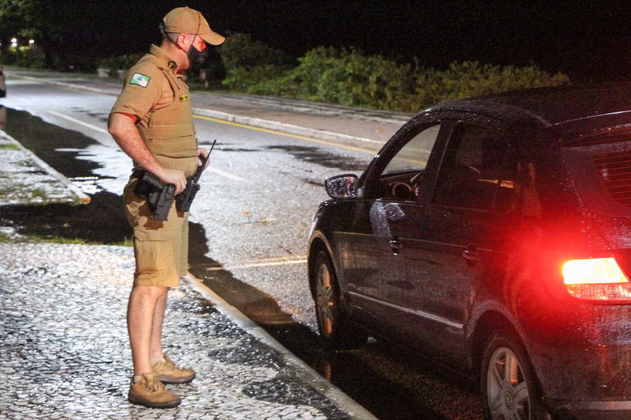 As forças policiais do Paraná e as prefeituras municipais fiscalizaram 3.160 estabelecimentos comerciais desde o começo da vigência do Decreto 6.983/2021, publicado na sexta-feira (26) pelo Governo do Estado. Em cinco dias de operação especial, 105 estabelecimentos foram interditados e 62 foram multados por irregularidades relacionadas à pandemia. -  Curitiba, 04/03/2021  -  Foto: Divulgação SESP-PR