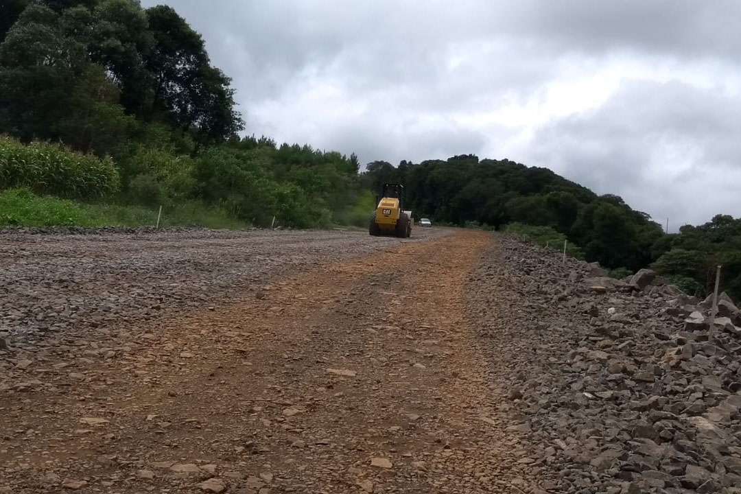 A obra de pavimentação da rodovia PR-239, no trecho que liga os municípios de Pitanga e Mato Rico, na região Central, está sendo retomada pelo Departamento de Estradas de Rodagem do Paraná (DER/PR). A Ordem de Serviços para reinício dos trabalhos foi assinada na última semana de fevereiro. -  Curitiba, 05/03/2021 - Foto: Divulgação DER