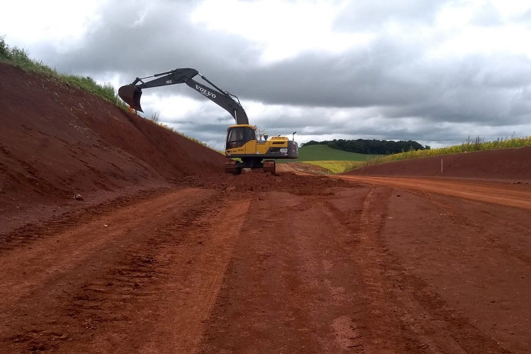 A obra de pavimentação da rodovia PR-239, no trecho que liga os municípios de Pitanga e Mato Rico, na região Central, está sendo retomada pelo Departamento de Estradas de Rodagem do Paraná (DER/PR). A Ordem de Serviços para reinício dos trabalhos foi assinada na última semana de fevereiro. -  Curitiba, 05/03/2021 - Foto: Divulgação DER