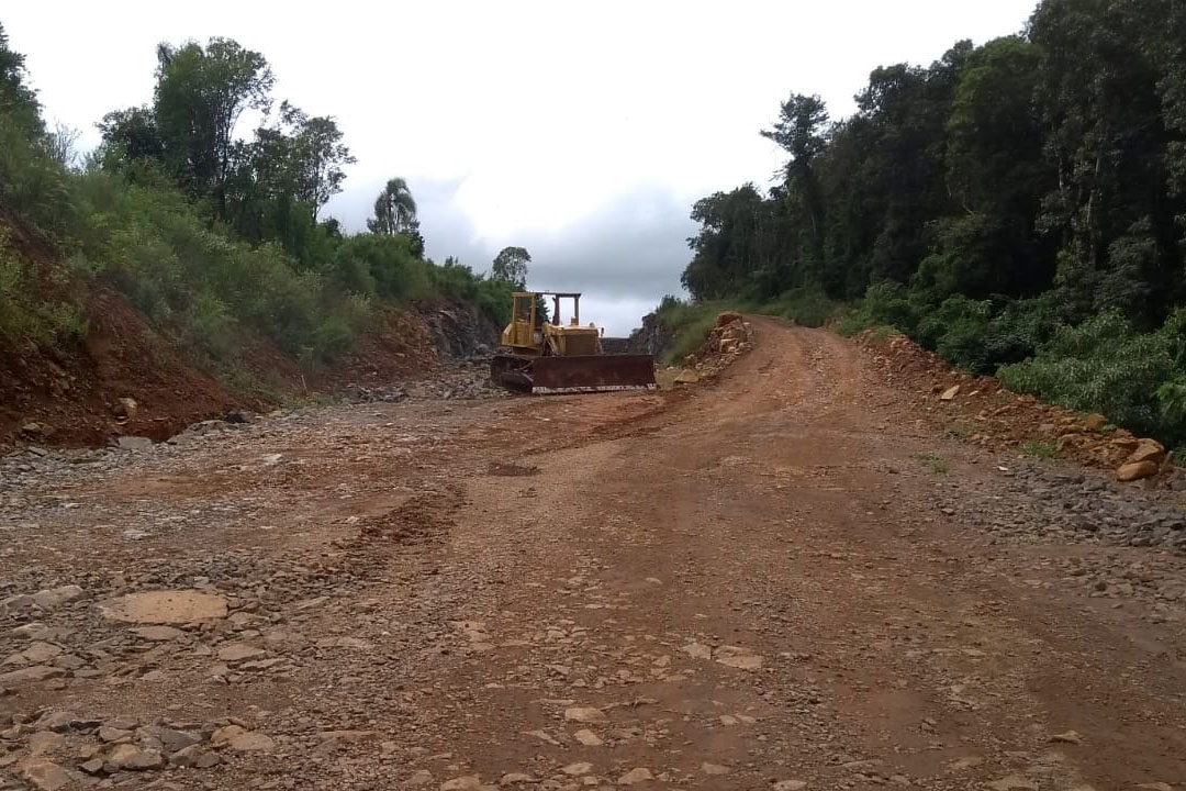 A obra de pavimentação da rodovia PR-239, no trecho que liga os municípios de Pitanga e Mato Rico, na região Central, está sendo retomada pelo Departamento de Estradas de Rodagem do Paraná (DER/PR). A Ordem de Serviços para reinício dos trabalhos foi assinada na última semana de fevereiro. -  Curitiba, 05/03/2021 - Foto: Divulgação DER