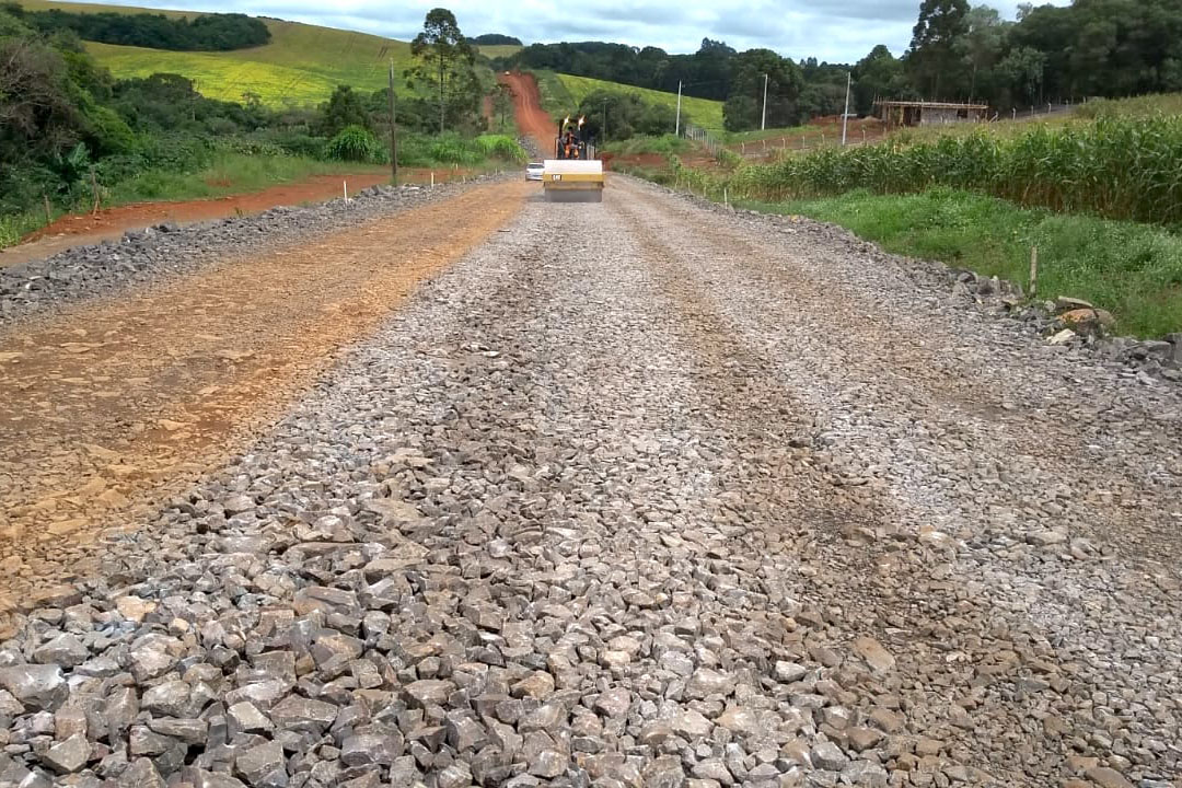 A obra de pavimentação da rodovia PR-239, no trecho que liga os municípios de Pitanga e Mato Rico, na região Central, está sendo retomada pelo Departamento de Estradas de Rodagem do Paraná (DER/PR). A Ordem de Serviços para reinício dos trabalhos foi assinada na última semana de fevereiro. -  Curitiba, 05/03/2021 - Foto: Divulgação DER