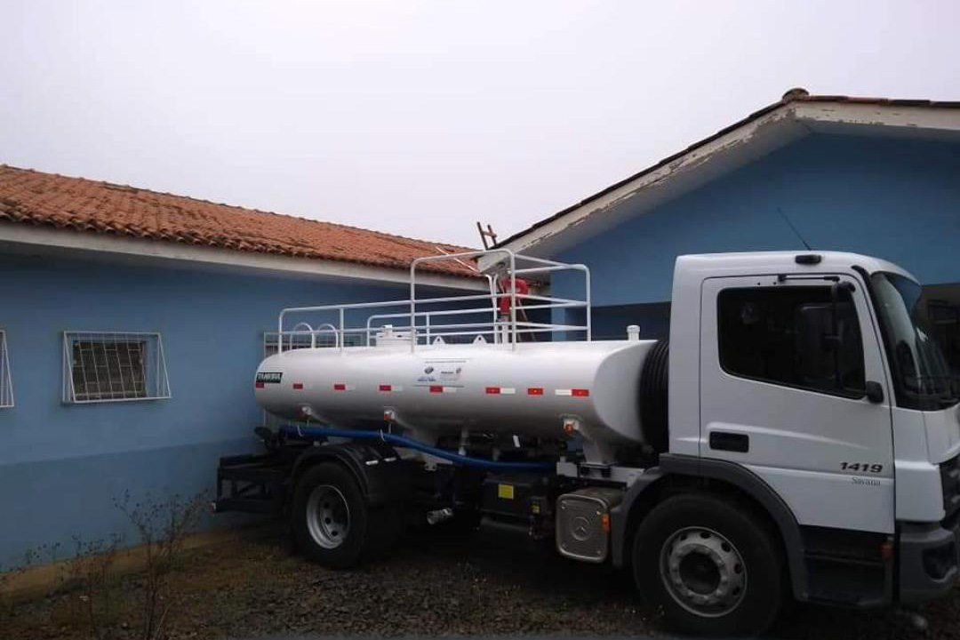 Os moradores de Altônia, no Noroeste do Estado, tiveram auxílio do caminhão-pipa entregue pelo Governo do Estado durante a crise de estiagem, unificada à pandemia do Covid-19.  -  Foto: Divulgação SEDEST