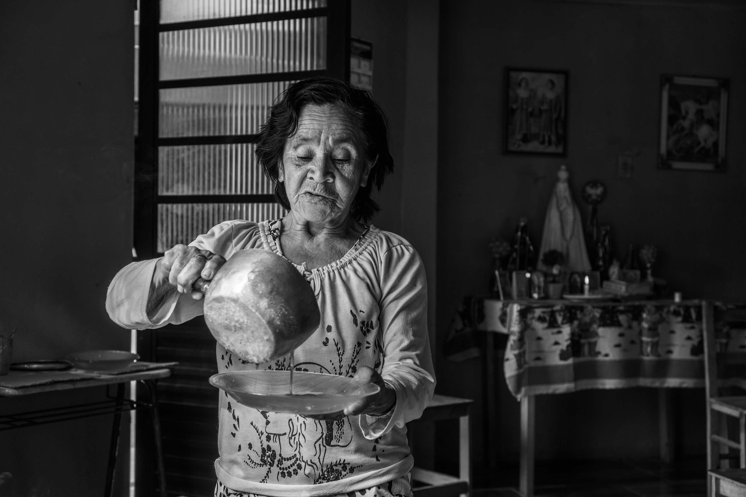 Em parceria com o Museu de Arqueologia e Etnologia da Universidade Federal do Paraná (MAE-UFPR), o MUPA promoverá uma série de atividades online relacionadas às benzedeiras paranaenses, abordando o universo de fé e vida das benzedeiras da região Centro-Sul do Paraná, a diversidade de suas práticas de cura e conhecimentos de plantas medicinais. Foto: Douglas Frois- Acervo MAEUFPR