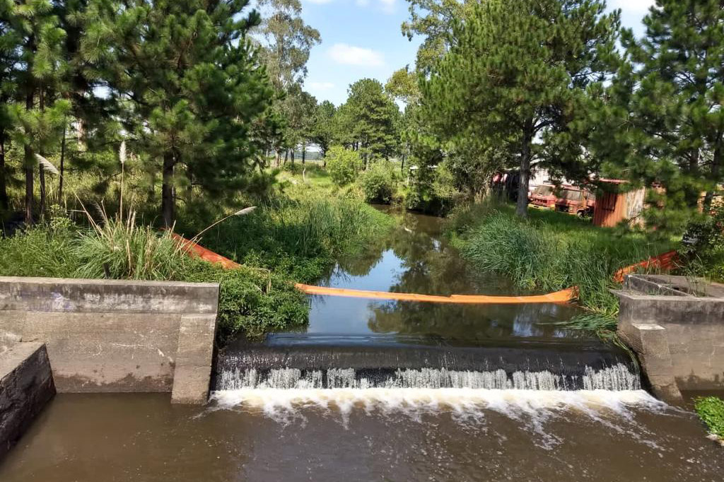 Técnicos da Sanepar e o Corpo de Bombeiros instalaram na tarde de quarta-feira (10) uma barreira no Rio Piraquara com o objetivo de conter o transporte de material sólido flutuante até a unidade de captação de água do sistema Iraí, em Pinhais. A barreira fica a 6,1 quilômetros da captação.  -  Curitiba, 11/03/2021  -  Foto: Divulgação Sanepar
