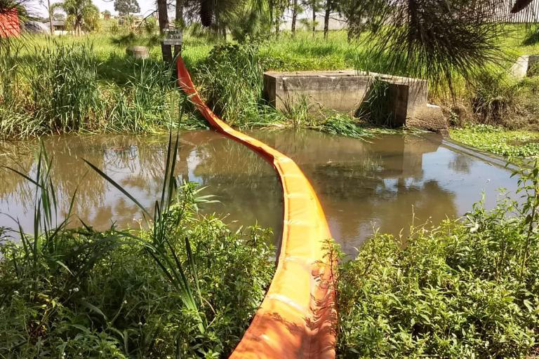 Técnicos da Sanepar e o Corpo de Bombeiros instalaram na tarde de quarta-feira (10) uma barreira no Rio Piraquara com o objetivo de conter o transporte de material sólido flutuante até a unidade de captação de água do sistema Iraí, em Pinhais. A barreira fica a 6,1 quilômetros da captação.  -  Curitiba, 11/03/2021  -  Foto: Divulgação Sanepar