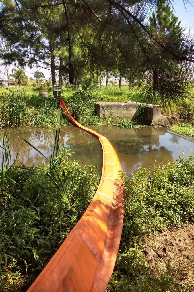 Técnicos da Sanepar e o Corpo de Bombeiros instalaram na tarde de quarta-feira (10) uma barreira no Rio Piraquara com o objetivo de conter o transporte de material sólido flutuante até a unidade de captação de água do sistema Iraí, em Pinhais. A barreira fica a 6,1 quilômetros da captação.  -  Curitiba, 11/03/2021  -  Foto: Divulgação Sanepar
