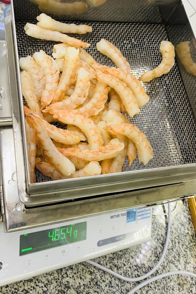 Amostras de camarão rosa descascado e congelado foram reprovadas em exame pericial realizado no Laboratório de Pré-medidos ou Pré-embalados da Regional do Instituto de Pesos e Medidas do Paraná, em Cascavel, no dia primeiro de março.  -  Foto: Divulgação IPEM