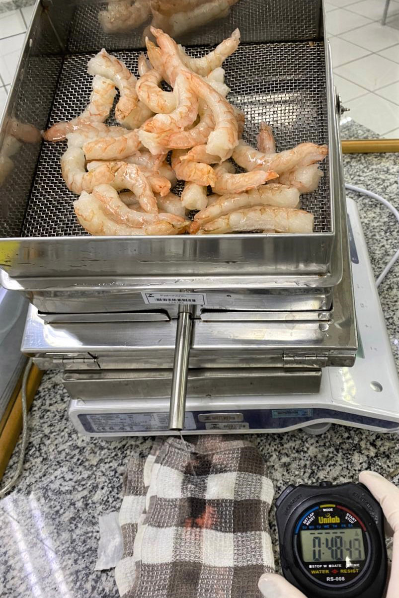 Amostras de camarão rosa descascado e congelado foram reprovadas em exame pericial realizado no Laboratório de Pré-medidos ou Pré-embalados da Regional do Instituto de Pesos e Medidas do Paraná, em Cascavel, no dia primeiro de março.  -  Foto: Divulgação IPEM