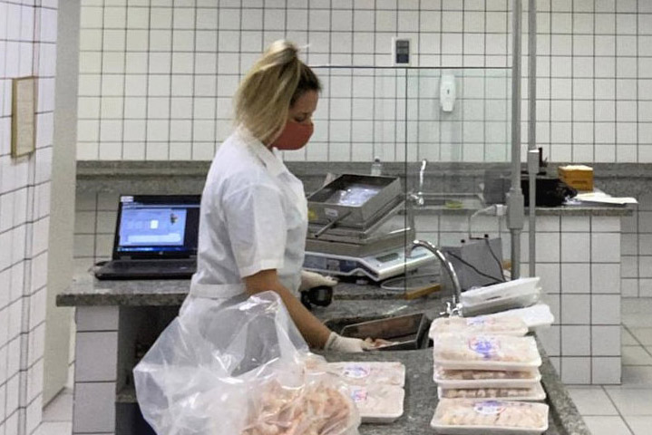 Amostras de camarão rosa descascado e congelado foram reprovadas em exame pericial realizado no Laboratório de Pré-medidos ou Pré-embalados da Regional do Instituto de Pesos e Medidas do Paraná, em Cascavel, no dia primeiro de março.  -  Foto: Divulgação IPEM