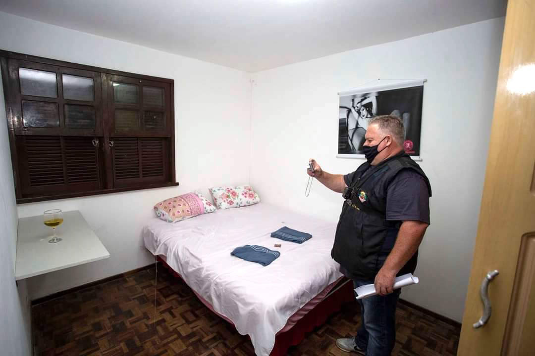 As equipes policiais da Ação Integrada de Fiscalização Urbana (AIFU) fecharam nove estabelecimentos comerciais irregulares e 44 pessoas acabaram encaminhadas por desrespeitar as medidas do decreto estadual de enfrentamento ao coronavírus. Durante as abordagens, 251 pessoas foram orientadas e outras 63 abordadas. O balanço compreende as ações de sexta-feira (12/03) a domingo (14/03) na cidade de Curitiba. - Curitiba, 15/03/2021 - Foto: Divulgação SESP-PR