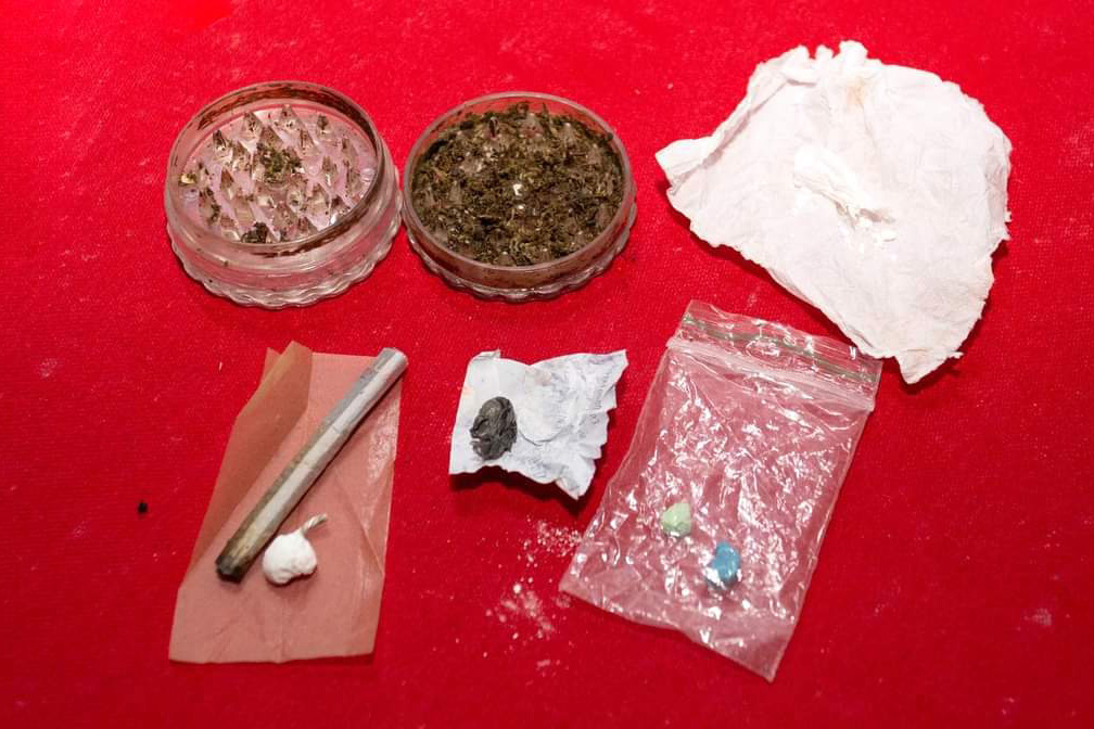 As equipes policiais da Ação Integrada de Fiscalização Urbana (AIFU) fecharam nove estabelecimentos comerciais irregulares e 44 pessoas acabaram encaminhadas por desrespeitar as medidas do decreto estadual de enfrentamento ao coronavírus. Durante as abordagens, 251 pessoas foram orientadas e outras 63 abordadas. O balanço compreende as ações de sexta-feira (12/03) a domingo (14/03) na cidade de Curitiba. - Curitiba, 15/03/2021 - Foto: Divulgação SESP-PR