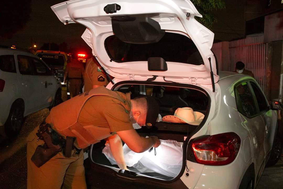 As equipes policiais da Ação Integrada de Fiscalização Urbana (AIFU) fecharam nove estabelecimentos comerciais irregulares e 44 pessoas acabaram encaminhadas por desrespeitar as medidas do decreto estadual de enfrentamento ao coronavírus. Durante as abordagens, 251 pessoas foram orientadas e outras 63 abordadas. O balanço compreende as ações de sexta-feira (12/03) a domingo (14/03) na cidade de Curitiba. - Curitiba, 15/03/2021 - Foto: Divulgação SESP-PR