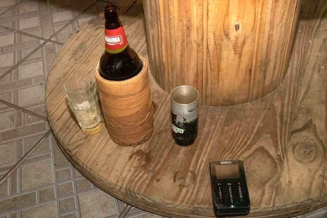 As equipes policiais da Ação Integrada de Fiscalização Urbana (AIFU) fecharam nove estabelecimentos comerciais irregulares e 44 pessoas acabaram encaminhadas por desrespeitar as medidas do decreto estadual de enfrentamento ao coronavírus. Durante as abordagens, 251 pessoas foram orientadas e outras 63 abordadas. O balanço compreende as ações de sexta-feira (12/03) a domingo (14/03) na cidade de Curitiba. - Curitiba, 15/03/2021 - Foto: Divulgação SESP-PR