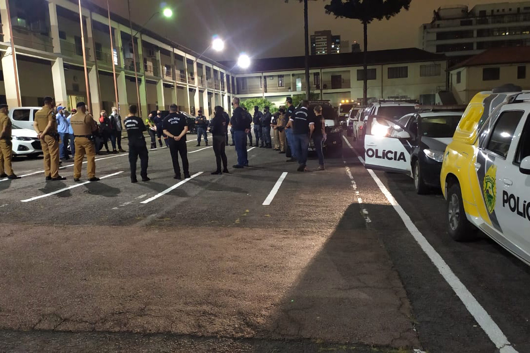 As equipes policiais da Ação Integrada de Fiscalização Urbana (AIFU) fecharam nove estabelecimentos comerciais irregulares e 44 pessoas acabaram encaminhadas por desrespeitar as medidas do decreto estadual de enfrentamento ao coronavírus. Durante as abordagens, 251 pessoas foram orientadas e outras 63 abordadas. O balanço compreende as ações de sexta-feira (12/03) a domingo (14/03) na cidade de Curitiba. - Curitiba, 15/03/2021 - Foto: Divulgação SESP-PR