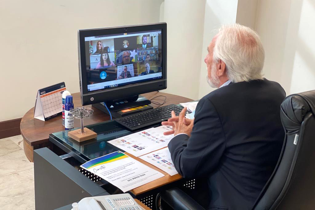 Vice-governador,  Darci Piana, durante reunião com representantes de 12 estados e do Distrito Federal.