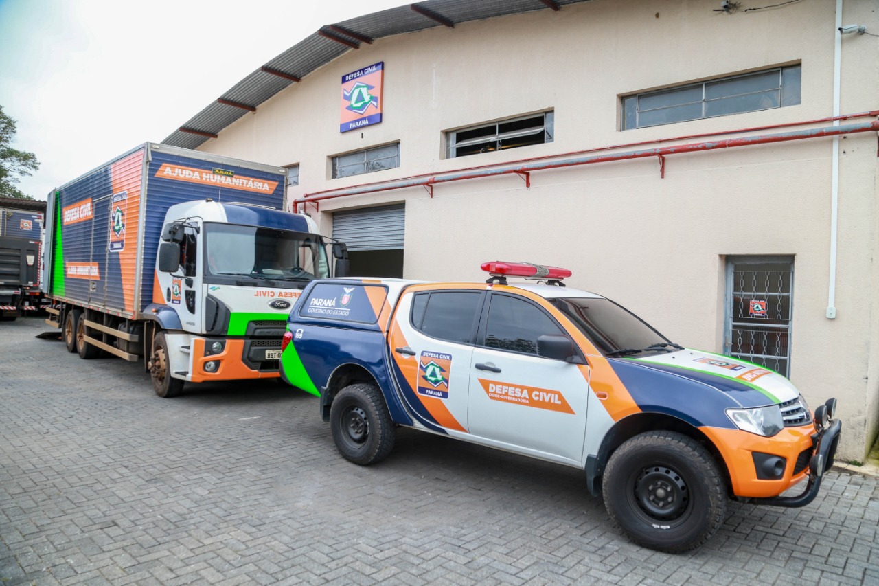 O Governo do Estado enviou 48 mil peças de roupas doadas por paranaenses para a população do Acre, atingida por fortes enchentes no mês passado. As doações foram feitas nas sedes do Corpo de Bombeiros a partir de uma ação conjunta do Poder Público e da sociedade civil. O envio foi nesta sexta-feira (19). Foto: Valdelino Pontes