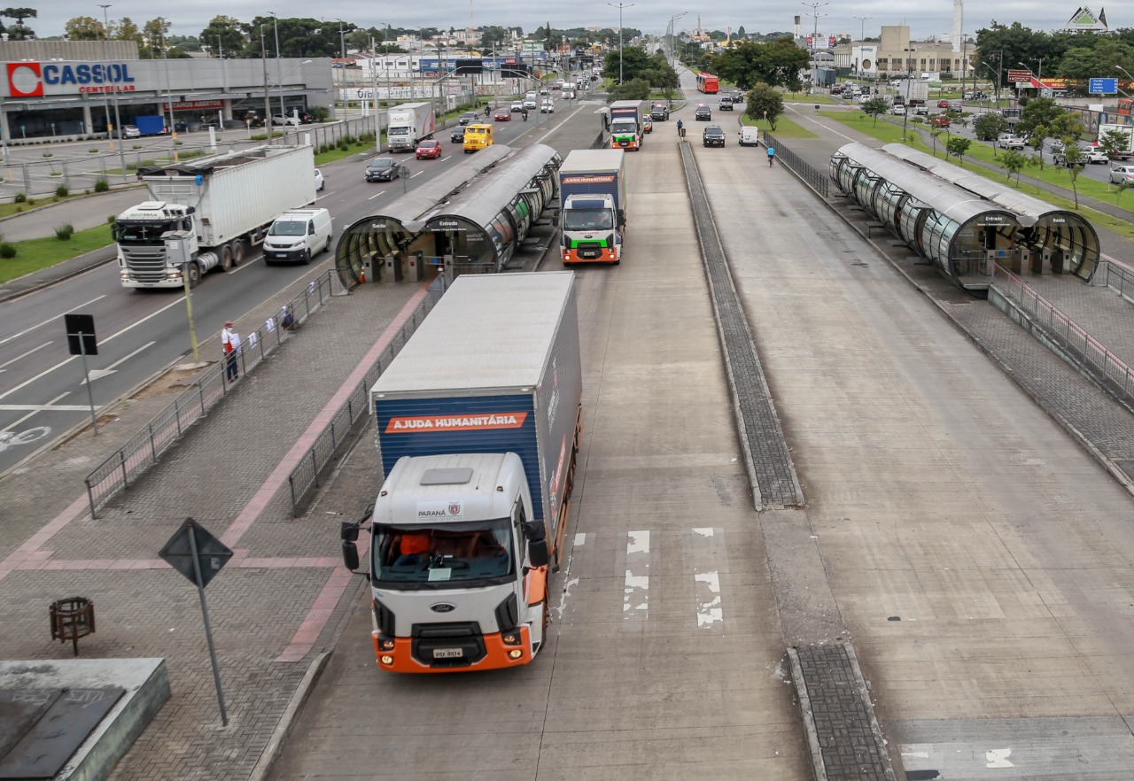 O Governo do Estado enviou 48 mil peças de roupas doadas por paranaenses para a população do Acre, atingida por fortes enchentes no mês passado. As doações foram feitas nas sedes do Corpo de Bombeiros a partir de uma ação conjunta do Poder Público e da sociedade civil. O envio foi nesta sexta-feira (19). Foto: Valdelino Pontes