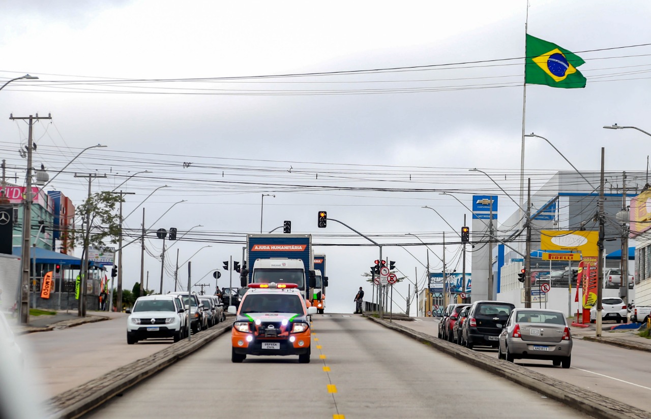 O Governo do Estado enviou 48 mil peças de roupas doadas por paranaenses para a população do Acre, atingida por fortes enchentes no mês passado. As doações foram feitas nas sedes do Corpo de Bombeiros a partir de uma ação conjunta do Poder Público e da sociedade civil. O envio foi nesta sexta-feira (19). Foto: Valdelino Pontes