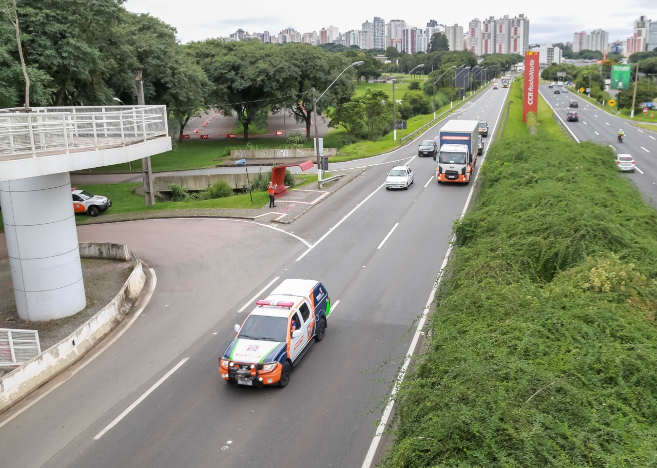 O Governo do Estado enviou 48 mil peças de roupas doadas por paranaenses para a população do Acre, atingida por fortes enchentes no mês passado. As doações foram feitas nas sedes do Corpo de Bombeiros a partir de uma ação conjunta do Poder Público e da sociedade civil. O envio foi nesta sexta-feira (19). Foto: Valdelino Pontes