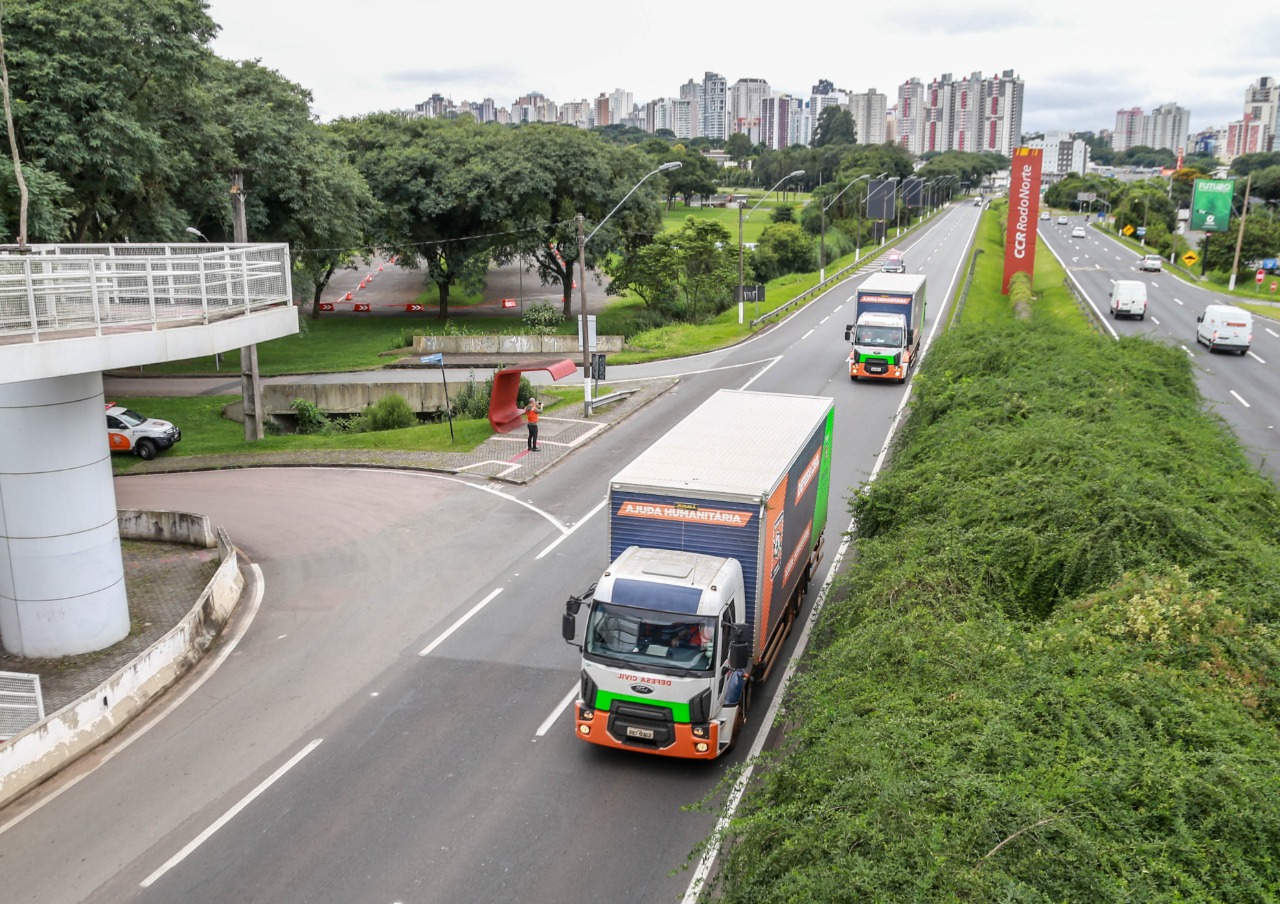 O Governo do Estado enviou 48 mil peças de roupas doadas por paranaenses para a população do Acre, atingida por fortes enchentes no mês passado. As doações foram feitas nas sedes do Corpo de Bombeiros a partir de uma ação conjunta do Poder Público e da sociedade civil. O envio foi nesta sexta-feira (19). Foto: Valdelino Pontes