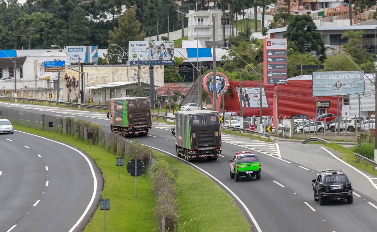O Governo do Estado enviou 48 mil peças de roupas doadas por paranaenses para a população do Acre, atingida por fortes enchentes no mês passado. As doações foram feitas nas sedes do Corpo de Bombeiros a partir de uma ação conjunta do Poder Público e da sociedade civil. O envio foi nesta sexta-feira (19). Foto: Valdelino Pontes