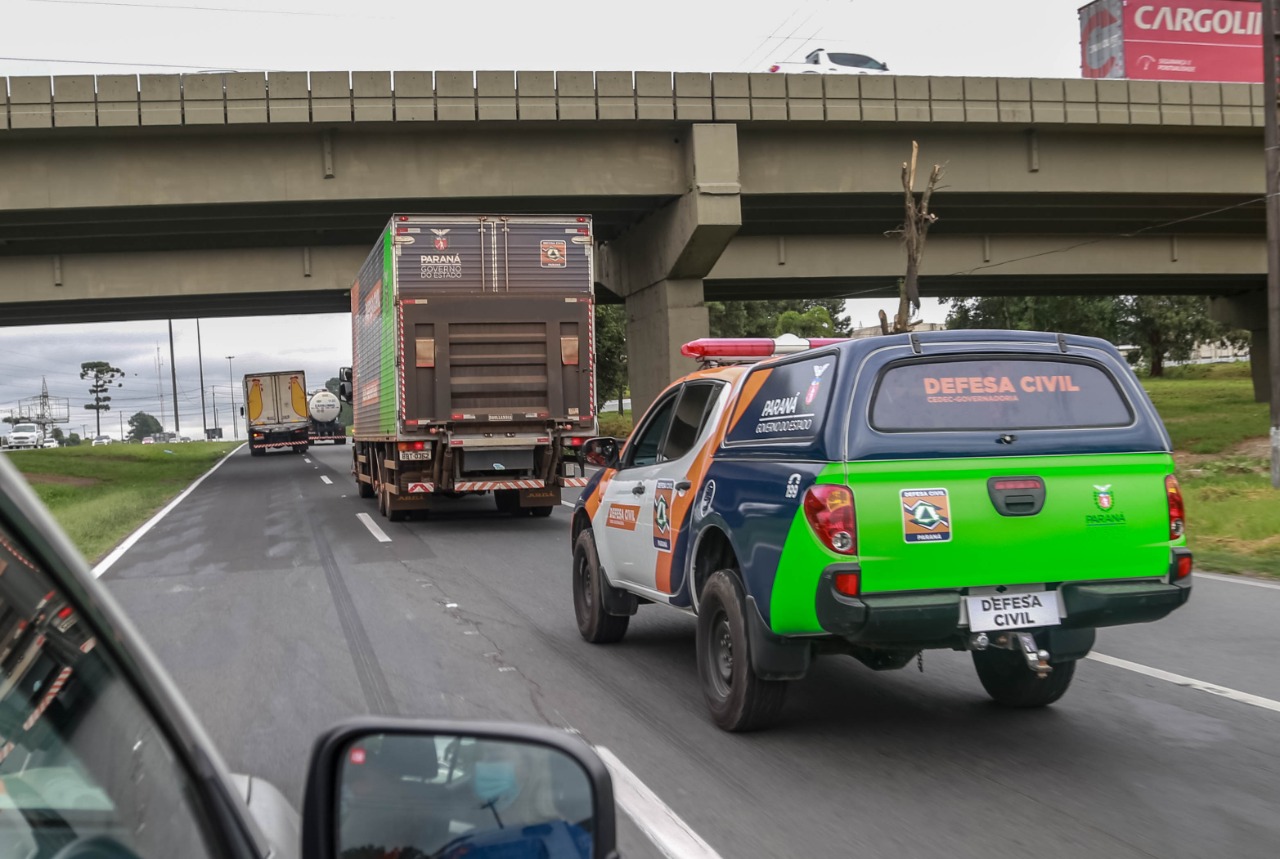 O Governo do Estado enviou 48 mil peças de roupas doadas por paranaenses para a população do Acre, atingida por fortes enchentes no mês passado. As doações foram feitas nas sedes do Corpo de Bombeiros a partir de uma ação conjunta do Poder Público e da sociedade civil. O envio foi nesta sexta-feira (19). Foto: Valdelino Pontes