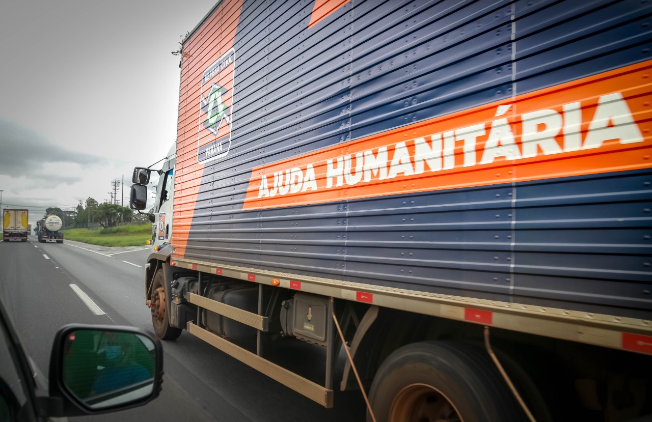 O Governo do Estado enviou 48 mil peças de roupas doadas por paranaenses para a população do Acre, atingida por fortes enchentes no mês passado. As doações foram feitas nas sedes do Corpo de Bombeiros a partir de uma ação conjunta do Poder Público e da sociedade civil. O envio foi nesta sexta-feira (19). Foto: Valdelino Pontes