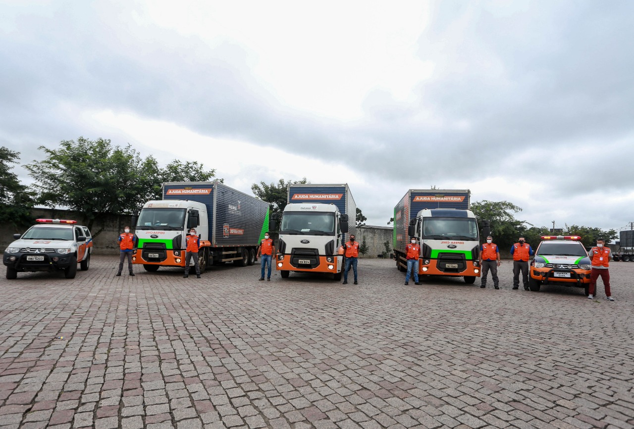 O Governo do Estado enviou 48 mil peças de roupas doadas por paranaenses para a população do Acre, atingida por fortes enchentes no mês passado. As doações foram feitas nas sedes do Corpo de Bombeiros a partir de uma ação conjunta do Poder Público e da sociedade civil. O envio foi nesta sexta-feira (19). Foto: Valdelino Pontes