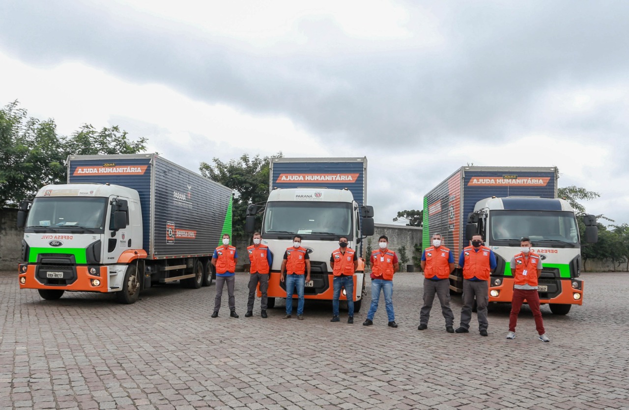 O Governo do Estado enviou 48 mil peças de roupas doadas por paranaenses para a população do Acre, atingida por fortes enchentes no mês passado. As doações foram feitas nas sedes do Corpo de Bombeiros a partir de uma ação conjunta do Poder Público e da sociedade civil. O envio foi nesta sexta-feira (19). Foto: Valdelino Pontes